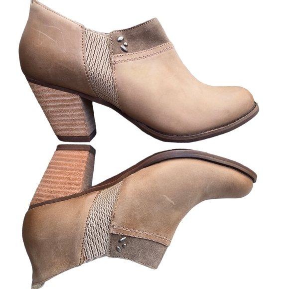 OluKai Ho'ou'i Ankle Boots, Size 8 - Picture 4 of 10